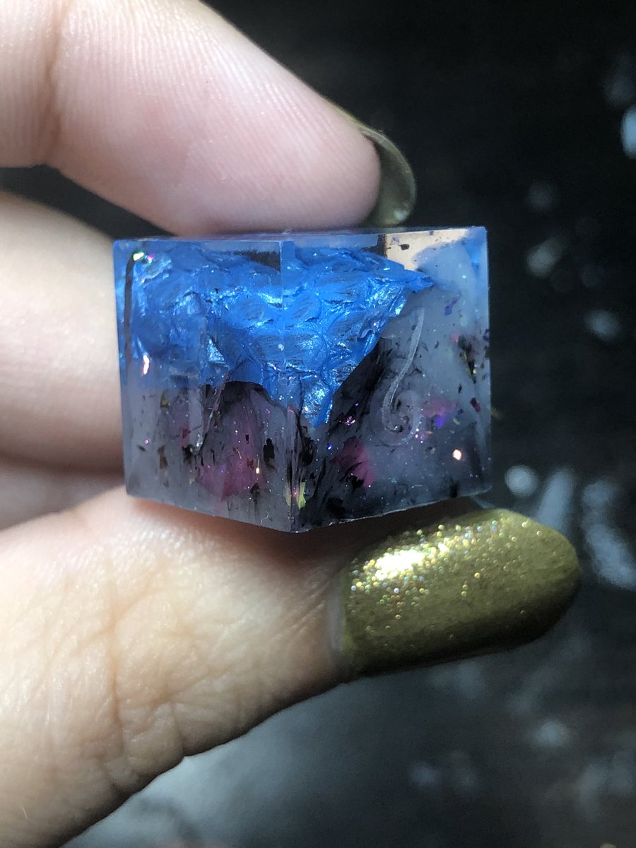 HealersHug's tweet image. Faerie Dragon dice set. Hope to get this set done in time for the shop update this Saturday (Sept 16). I wasn’t sure how these were gonna turn out with the black and white in the back but I think it makes the colors really pop
#handmadedice #dice #dnd #dungeonsanddragons #ttrpg