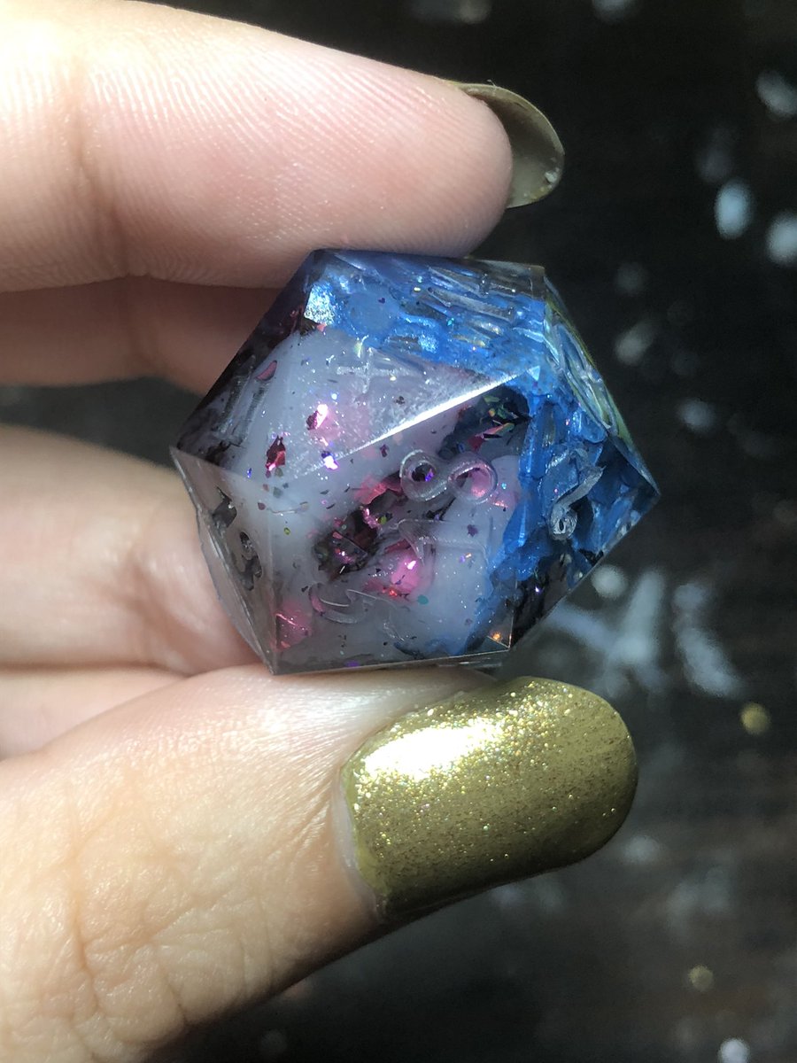 HealersHug's tweet image. Faerie Dragon dice set. Hope to get this set done in time for the shop update this Saturday (Sept 16). I wasn’t sure how these were gonna turn out with the black and white in the back but I think it makes the colors really pop
#handmadedice #dice #dnd #dungeonsanddragons #ttrpg