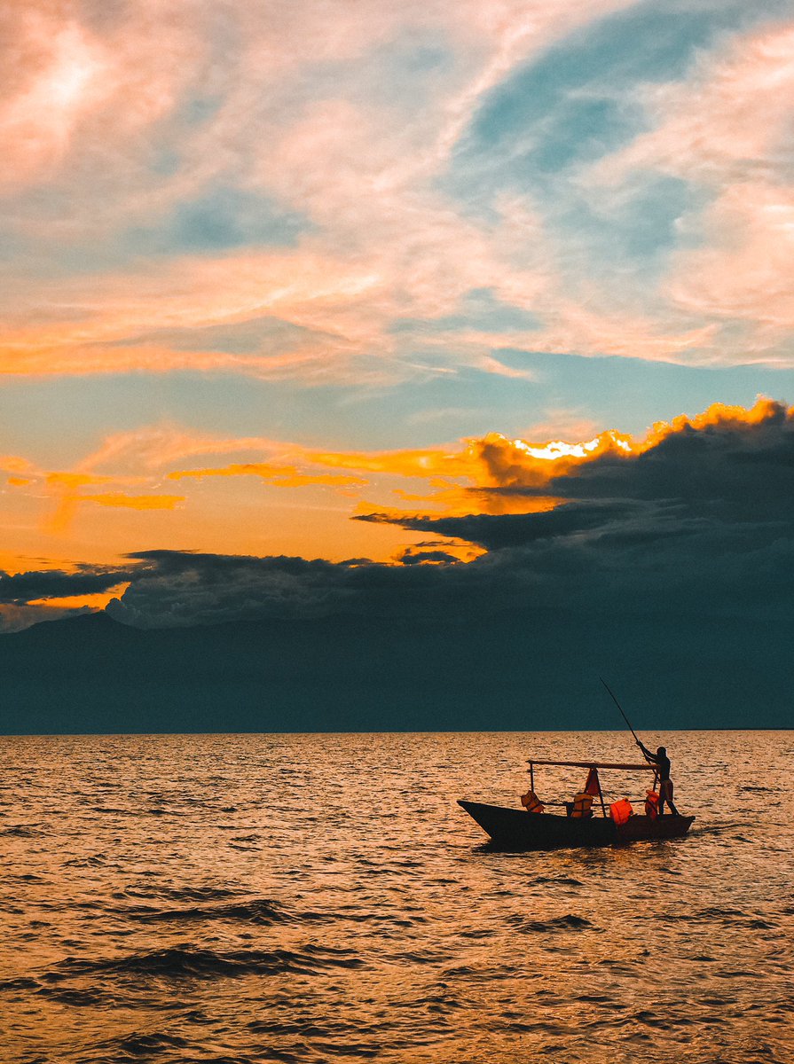 Za sunsets twishinga ingene ari nziza😍🌅☀️ tubwire ahandi baturusha best sunsets? That’s right NTAHANDI😂

📸 all captured by <a href="/holyziner/">Uncle G</a> #kazeiBurundi #visitBurundi #abatwip