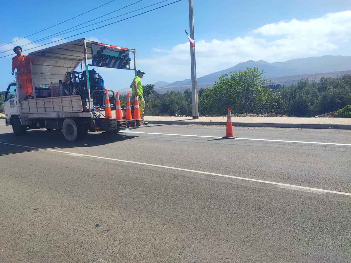 MOP_Atacama's tweet photo. 👷♀️☝🏻Nuestros 𝐞𝐪𝐮𝐢𝐩𝐨𝐬 𝐝𝐞 #𝐕𝐢𝐚𝐥𝐢𝐝𝐚𝐝 continúan trabajando en la 𝐝𝐞𝐦𝐚𝐫𝐜𝐚𝐜𝐢𝐨́𝐧 𝐲 𝐫𝐞𝐟𝐨𝐫𝐳𝐚𝐦𝐢𝐞𝐧𝐭𝐨 de la señaletica en la #RutaC-46 que une #Vallenar #Freirina y #Huasco. https://t.co/27JNcsyvsd