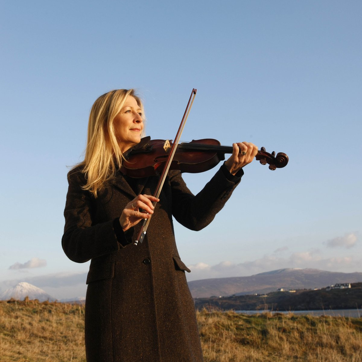 IrishArtsCenter's tweet photo. Mairéad Ní Mhaonaigh’s “vocal tracks, stripped bare of effects, seem to echo across centuries” (@IrishAmerica). Hear why @CarraigFinn has been heralded the “Queen of Trad” at #WomenOfNote, a NY take on the @trad_fest institution, on October 11 and 12 > https://t.co/JdBPbaehDt https://t.co/pmH0KhrPaR