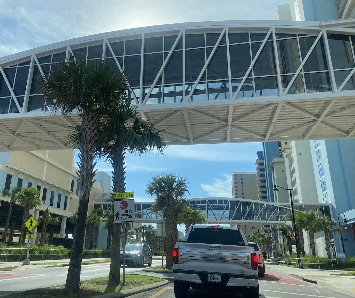 Just another day in paradise. ❤️🌴🌅 Hope you have a great Wednesday!