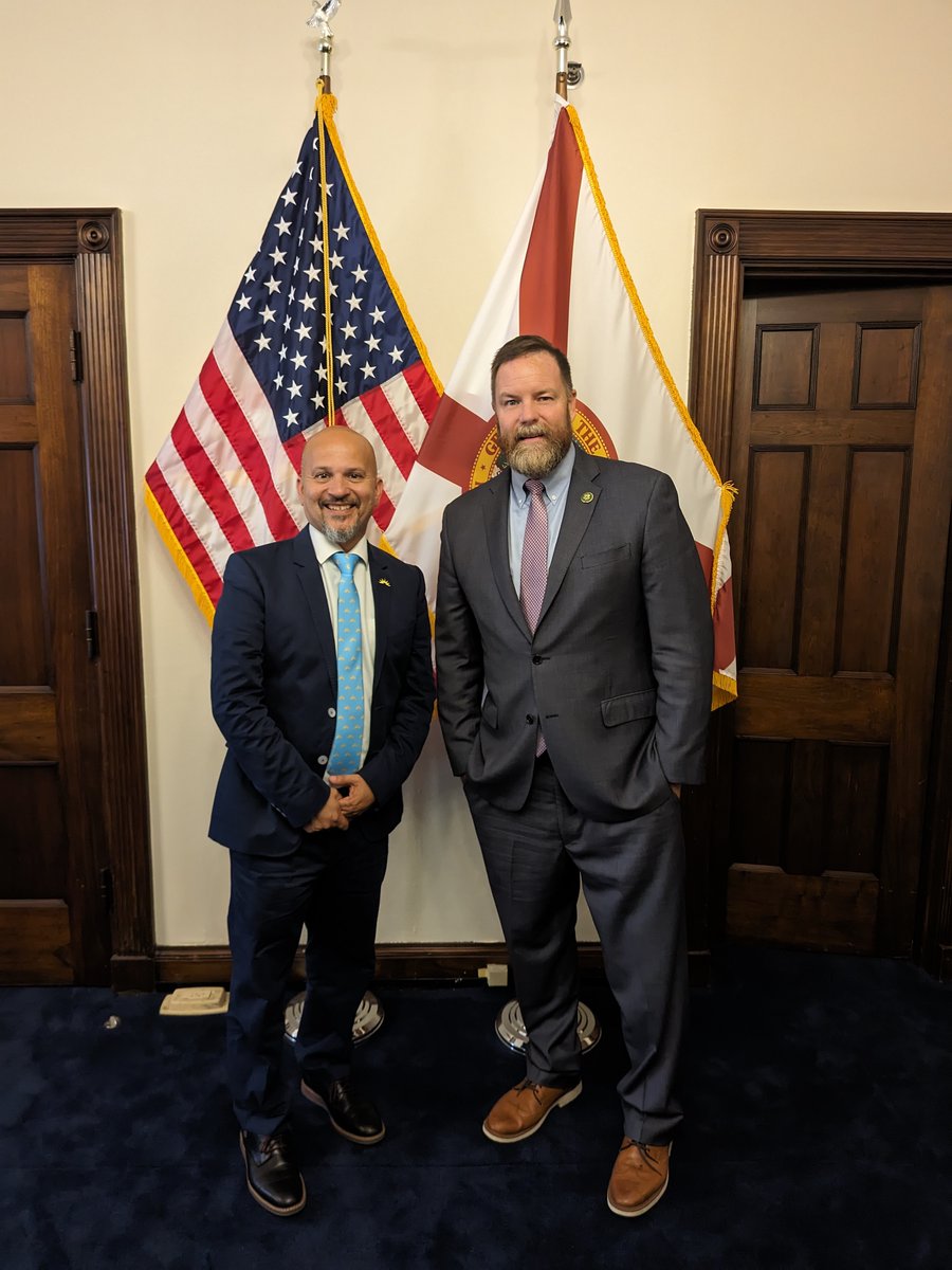 LIBREinitiative's tweet photo. The LIBRE #CapitolConnection team is hard at work, meeting with @RepAaronBean, @RepMalliotakis, @RepMonicaDLC's office and many more! #BeLIBRE https://t.co/wh8Ip0rXzh