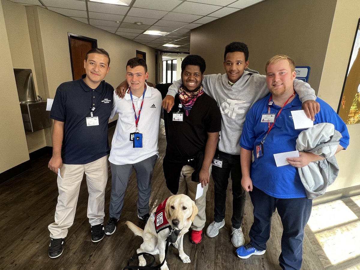 Some of our student volunteers got to meet THE Usher at Norton Hospital today! 😎🦮 <a href="/NortonHealthIT/">Norton Healthcare IT</a>