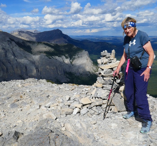 KananaskisTrail's tweet photo. Beautiful day on Yamnuska yesterday. Went up from west end and back the same way. About a dozen other parties on the mountain. https://t.co/1tEuAPJqzJ