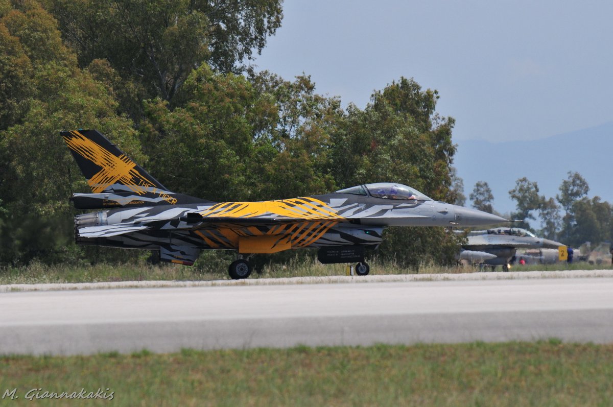 MyronGian's tweet photo. X-Tiger, the special livery Belgian F-16, with another F-16 sneaking in the background
#belgianairforce @belaircomp #specialllivery #belgium #belgianaircomponent #fightingfalcon #f16 #xtiger #tigertigertiger #tigermeet #natotigermeet #NTM #NTM2022 @natotigers #aviation #airshow https://t.co/xsGaB1ETvy