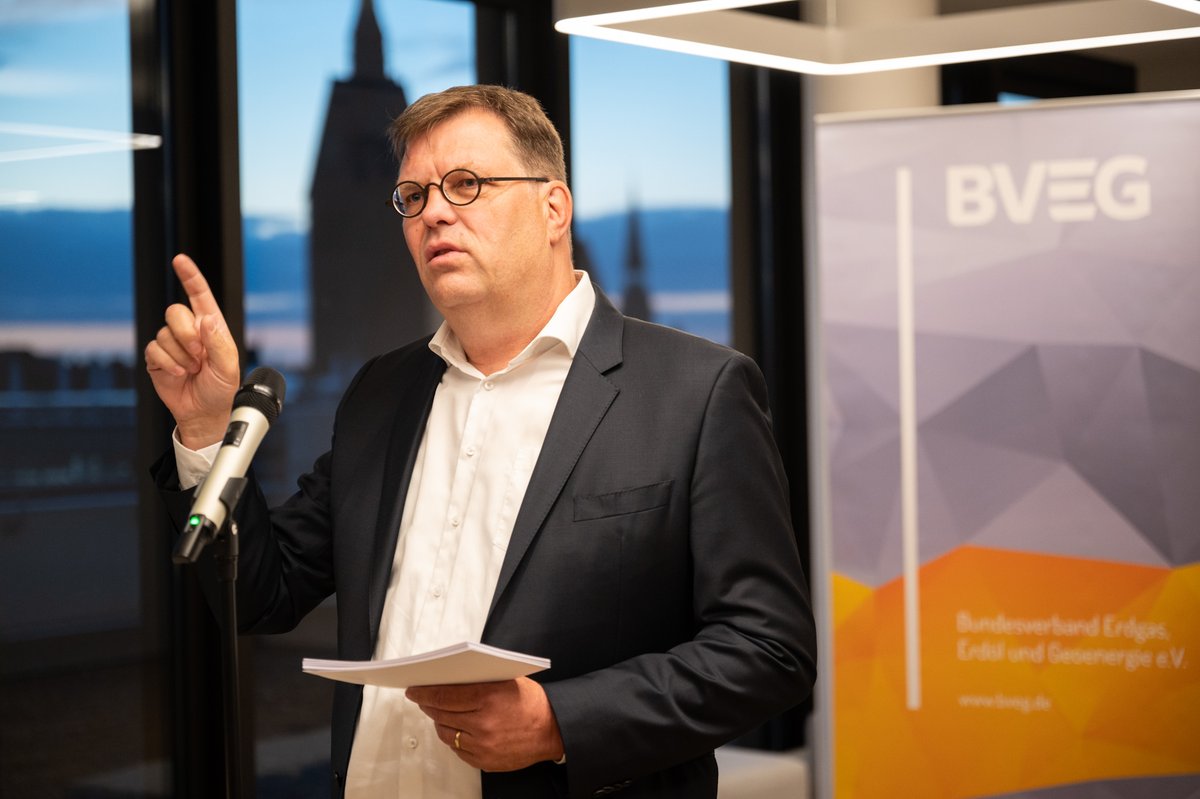 Bundesverband Erdgas, Erdöl und Geoenergie e.V. (@bveg_de) on Twitter photo BVEG-Vorstandsvorsitzender Senger: "Der Erfolg der #Transformation wird uns nicht in den Schoß fallen. Der Hochlauf der Dekarbonisierungstechnologien muss gesteuert werden. Seit Beginn der #Gaskrise ist klar: Sichere und bezahlbare #Energie ist nicht garantiert – im Gegenteil." BVEG-Vorstandsvorsitzender Senger: "Der Erfolg der #Transformation wird uns nicht in den Schoß fallen. Der Hochlauf der Dekarbonisierungstechnologien muss gesteuert werden. Seit Beginn der #Gaskrise ist klar: Sichere und bezahlbare #Energie ist nicht garantiert – im Gegenteil."