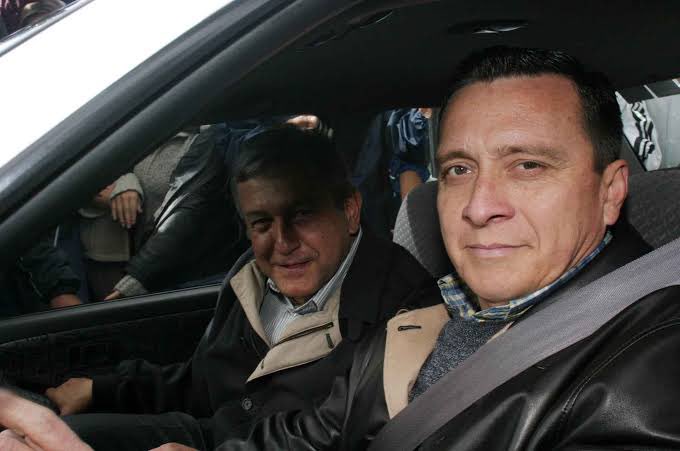 López Obrador acusó al NAIM de estar plagado de corrupción, asegurando que allegados a Peña habían adquirido los terrenos colindantes para hacer negocio. El hablador jamás presentó pruebas.

¿Qué creen? Resulta que Nico, el chófer del Tsuru en el que el farsante se movía cuando