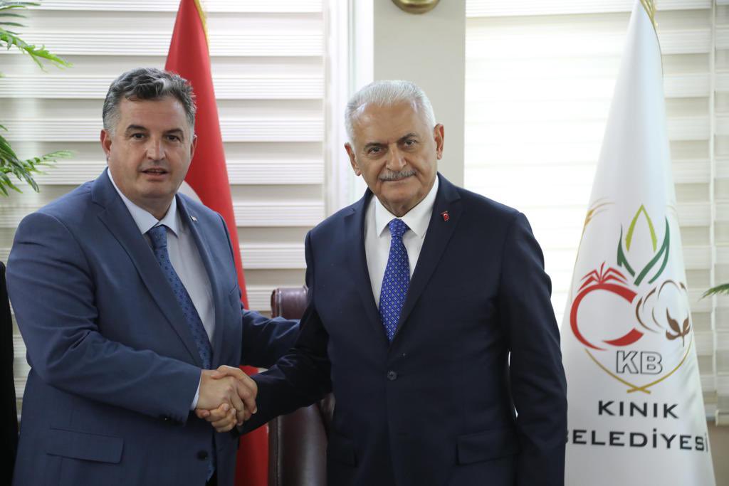 BY's tweet photo. Kınıklı hemşehrilerimle kucaklaştık.

Bizleri ağırlayan Kınık Belediye Başkanımız Sadık Doğruer’e teşekkür ediyorum. 

📍Kınık Belediye Başkanlığı https://t.co/rClL70cpRz