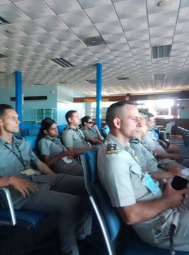 Yaritza47316778's tweet photo. Oficiales de la #AduanaCienfuegos recibieron esta mañana de conjunto con demás autoridades que trabajan en frontera una preparación organizada por ECASA donde se abordó acerca de la seguridad de los aeropuertos y la aeronáutica civil en #Cuba
#AduanadeCuba 
#PorUnaFronteraSegura https://t.co/Oc3yT7wjTk