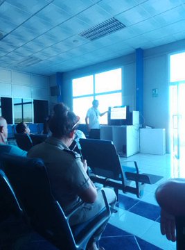 Yaritza47316778's tweet photo. Oficiales de la #AduanaCienfuegos recibieron esta mañana de conjunto con demás autoridades que trabajan en frontera una preparación organizada por ECASA donde se abordó acerca de la seguridad de los aeropuertos y la aeronáutica civil en #Cuba
#AduanadeCuba 
#PorUnaFronteraSegura https://t.co/Oc3yT7wjTk