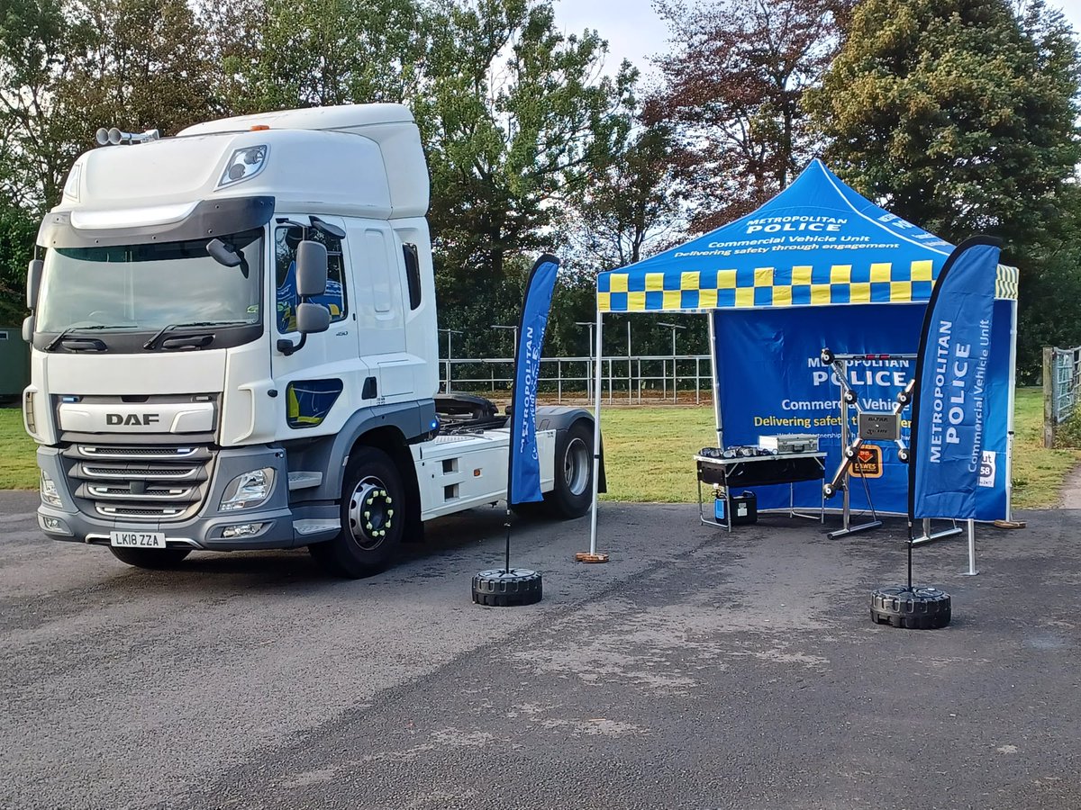 MPSRTPC's tweet image. Insp. Wenham from our Commercial Vehicle Unit delivering a #toolboxtalk for @AmeyLtd Stand Down for Safety event with @KentHighways #MPSCVU