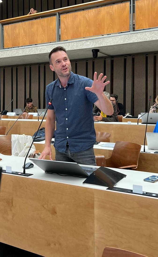 PatrickHaessig's tweet photo. Sich einsetzen und überparteilich zu agieren hat sich gelohnt. Die #Motion von @RLuzhnica und mir, zur Reduktion der #Arbeitszeiten der #Assistenzärztinnen und Ärzte, wurde klar angenommen. GLP, SP, Grüne, AL haben einer Anpassung von jetzt 50 auf #42h/Woche zugestimmt. #grzh https://t.co/Q7IBXg0IG0