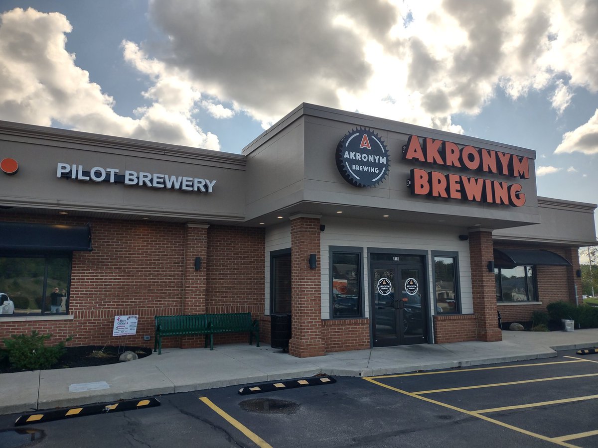 BeerSnobSean's tweet image. 1st visit @akronymbrewing in Medina, OH.  Piss poor pour of this #schwarzbier  Free sticker!  Friendly service.  #properglassware @1SickAssFool @brewerytravels @RealBMaxwell @MikeSlomba