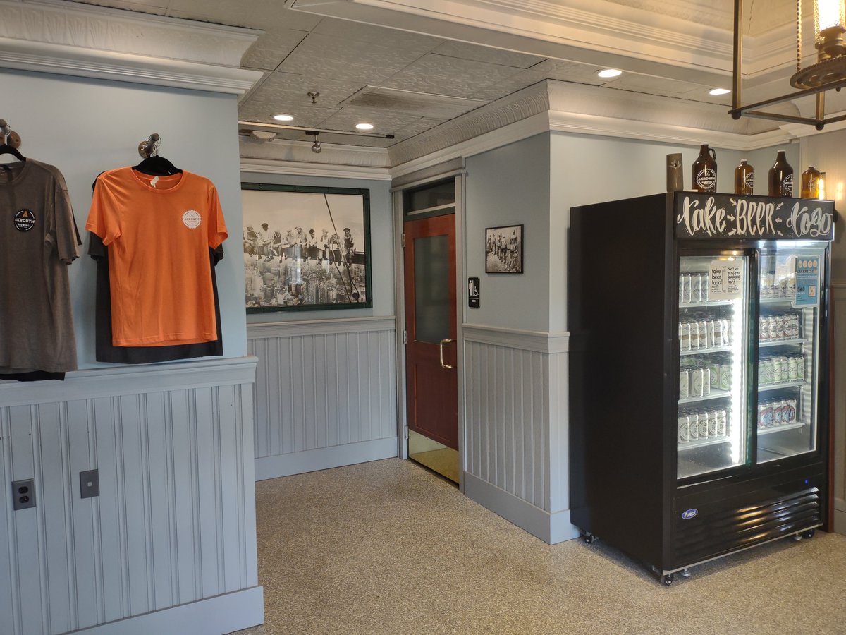 BeerSnobSean's tweet image. 1st visit @akronymbrewing in Medina, OH.  Piss poor pour of this #schwarzbier  Free sticker!  Friendly service.  #properglassware @1SickAssFool @brewerytravels @RealBMaxwell @MikeSlomba