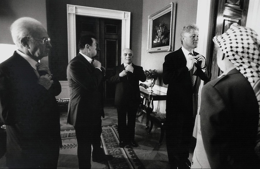 PoliticayModa's tweet photo. Hoy se cumplen 30 años acuerdos Oslo (solución conflicto Palestina-Israel) y he descubierto esta foto donde Arafat espera q el 1r ministro israelí, el rey de Jordania y presis Egipto y EEUU se ajusten corbata (en psicología vestido, corbata=símbolo fálico) 
Qué podía salir mal? https://t.co/q6D4szYvTi
