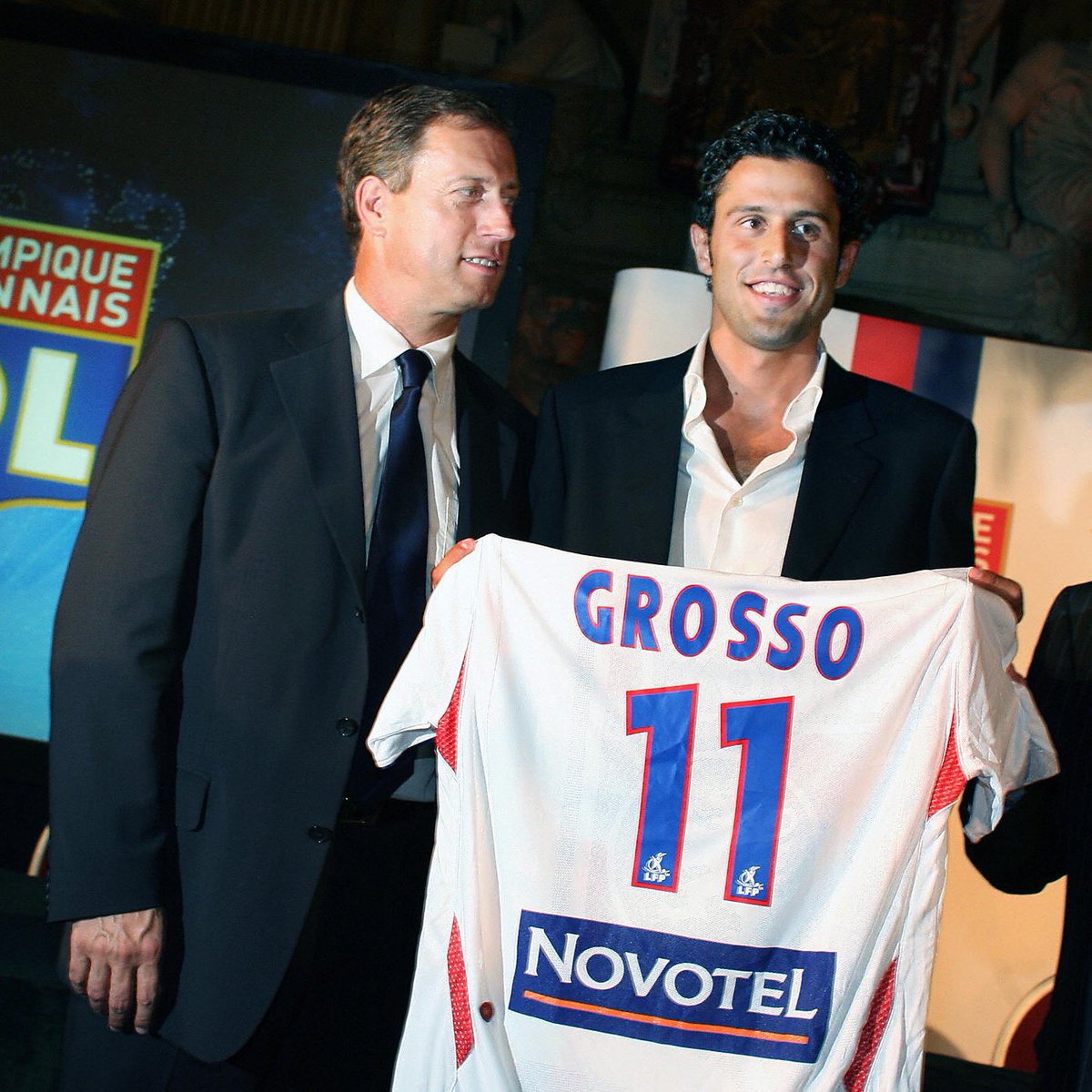 FabrizioRomano's tweet photo. Olympique Lyon are closing in on deal to appoint Fabio Grosso as new manager! Agreement almost completed, just final details left on contract then done 🔵🔴

Grosso did excellent job at Frosinone last season and already used to play for OL.

It was never done deal with Gattuso. https://t.co/4PZU9g2oAM