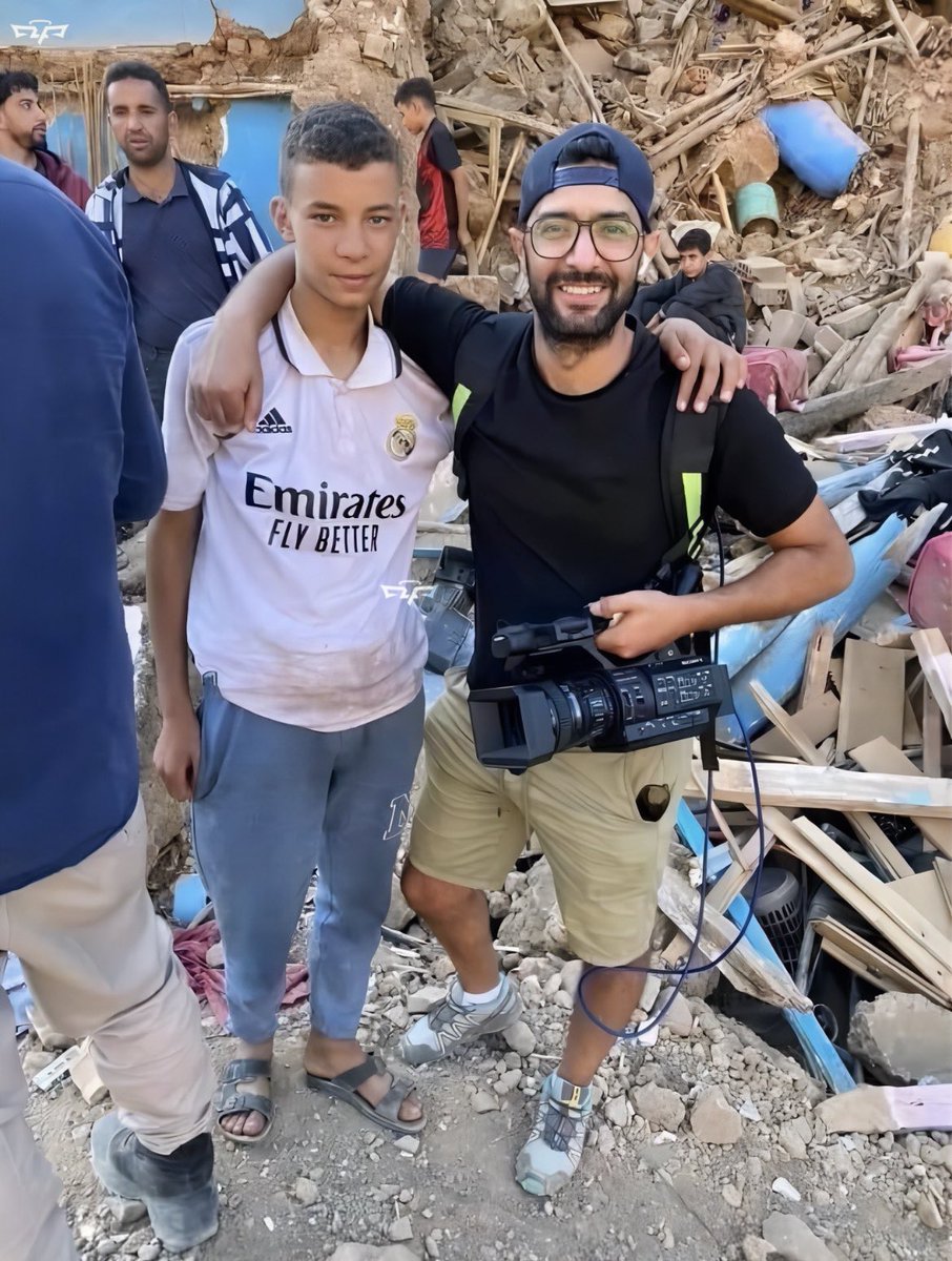 A heartwarming social media story from the heartbreaking tragedy of the Moroccan earthquakes. ❤️‍🩹 This young Moroccan Real Madrid fan lost his entire family during the earthquake that hit his city. Absolutely devastating. 💔🇲🇦 Real Madrid actively sought him after seeing an