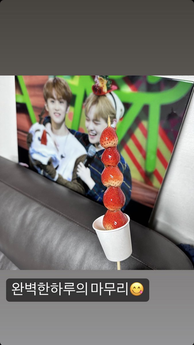 danghwang1122's tweet photo. 천러+마크 액자는 예전부터 천러 어머니가 거실 소파에 걸어 놓으셔서 있던 액자ㅋㅋㅋㅋ

그래서 다른 멤버들이 놀러오면 질투한다고
ㅋㅋㅋㅋㅋㅋㅋ https://t.co/u6Gxz4w0Ud