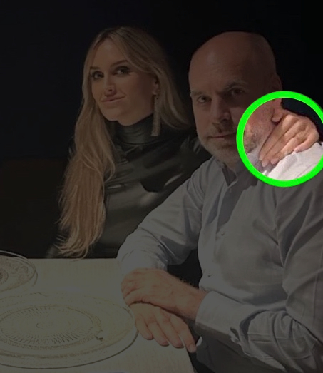 alpharivelino's tweet image. The person holding the neck is the person holding the power