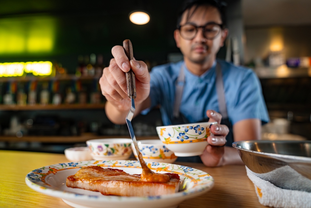 405businessmag's tweet photo. From Laos With Love
James Beard finalist Jeff Chanchaleune keeps two tiny tools in his apron, using them for virtually everything as he cooks big flavors at Ma Der Lao Kitchen. Read his delicious story: https://t.co/04C9PEZoTp https://t.co/TLfFzBKF2Z