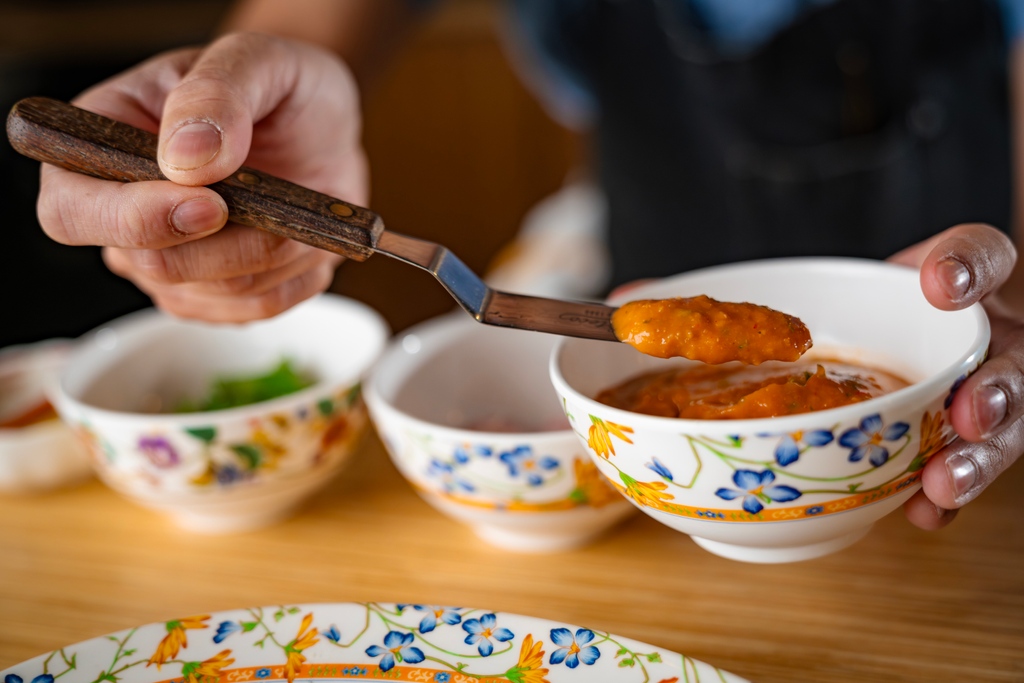405businessmag's tweet photo. From Laos With Love
James Beard finalist Jeff Chanchaleune keeps two tiny tools in his apron, using them for virtually everything as he cooks big flavors at Ma Der Lao Kitchen. Read his delicious story: https://t.co/04C9PEZoTp https://t.co/TLfFzBKF2Z