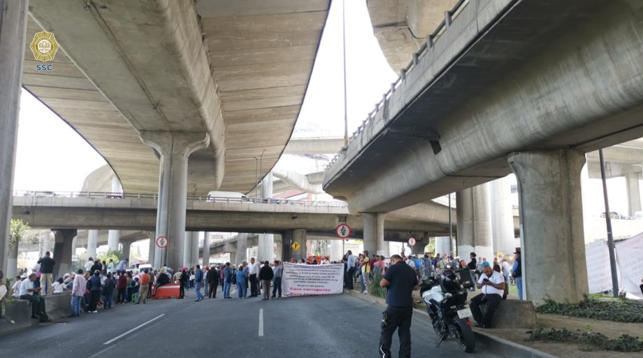 OVIALCDMX's tweet photo. #PrecauciónVial | Cerrada la circulación en ambos sentidos de Anillo Periférico a partir de San Jerónimo, por manifestantes a la altura de Luis Cabrera. #AlternativaVial Av. Contreras y Paseo del Pedregal. https://t.co/6EnACJ91wu