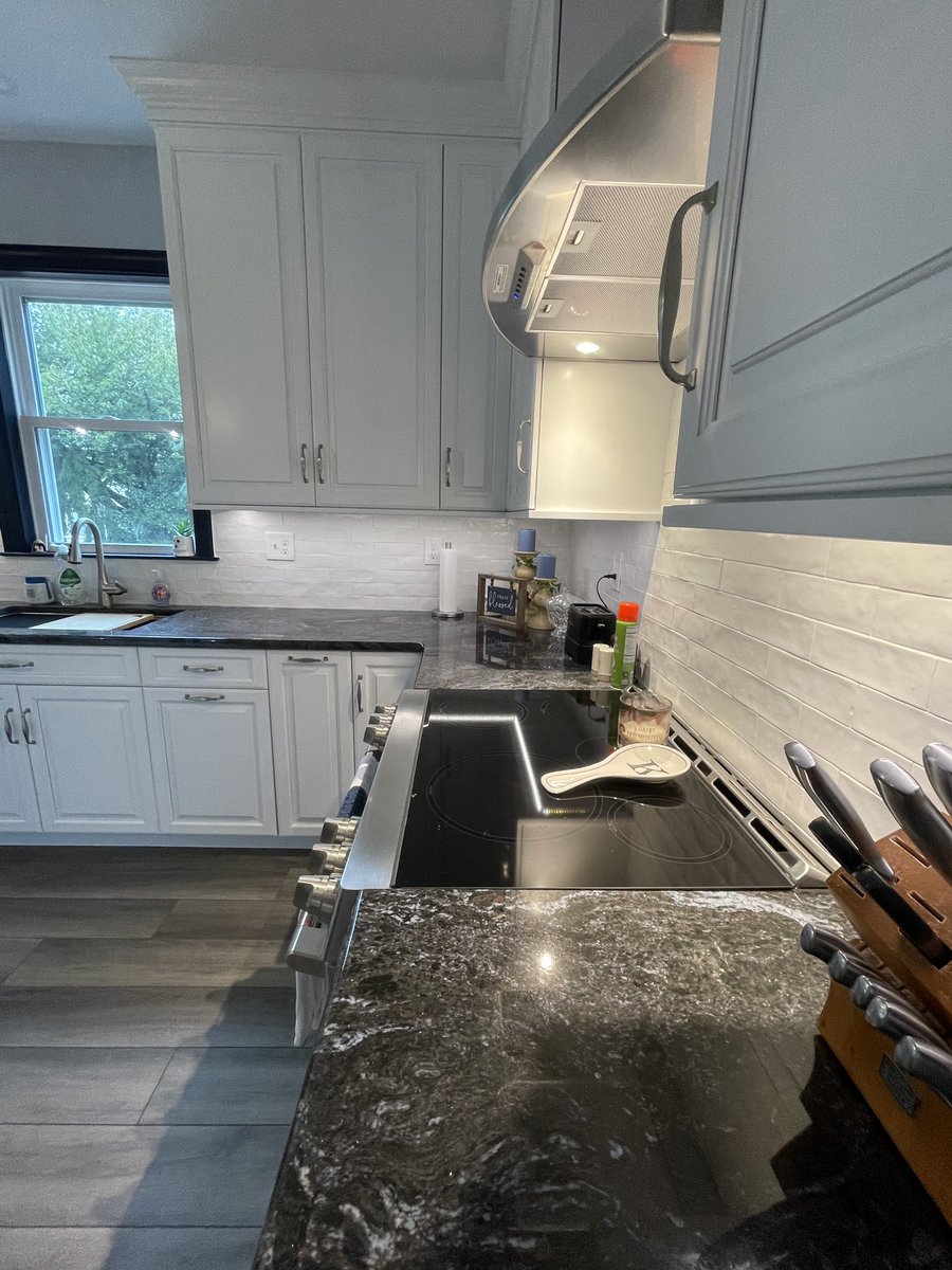 HarborStoneCon1's tweet photo. Recent kitchen remodel we completed 🤩 this kitchen is certainly the heart of the home! #kitchendesign #kitcheninspiration #harborstoneconstruction https://t.co/PKdovK7dN3