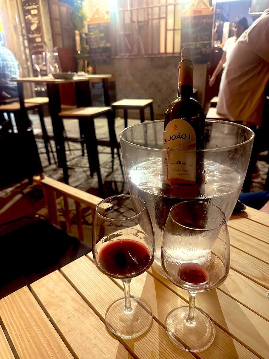 misister's tweet image. Tomem lá um postal…
Cheers, meus amores! 
#QuaseSexta