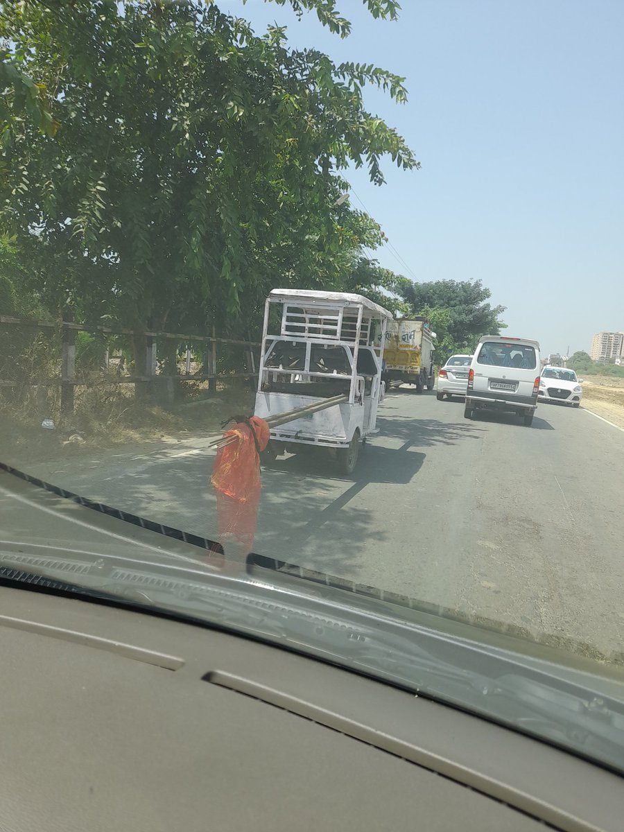 SHASHWA52778015's tweet photo. Horrible E Rickshaws making the traffic worst.  Remove them asap 90 % of the traffic problems will be automatically solved JAI HIND https://t.co/6Yr9Ob9n95