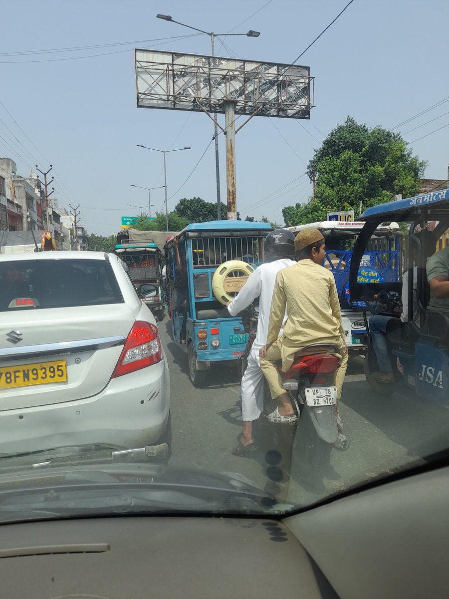 SHASHWA52778015's tweet photo. Horrible E Rickshaws making the traffic worst.  Remove them asap 90 % of the traffic problems will be automatically solved JAI HIND https://t.co/6Yr9Ob9n95