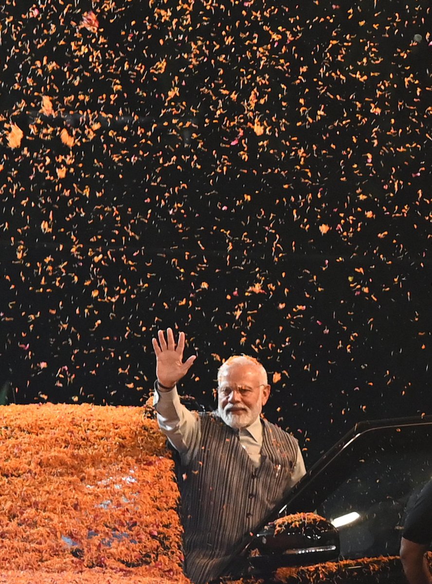 ActivistSandeep's tweet image. एक तरफ कश्मीर में सेना के जवानों की शहादत पर फूल चढ़ाये गए वही दूसरी तरफ 👇