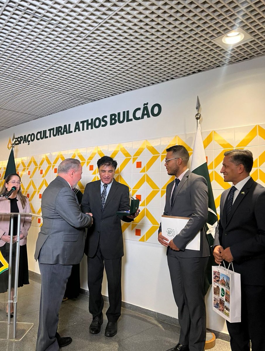 PakinBrazil's tweet photo. Ambassador Mr. Ahmad Hussain Dayo also addressed the participants at the event. Copies of the Book, personally signed by Ms Claudia were distributed among the participants. The Ambassador presented gifts to some of the dignitaries. Refreshments were served to the participants. https://t.co/5mQqzJwnio