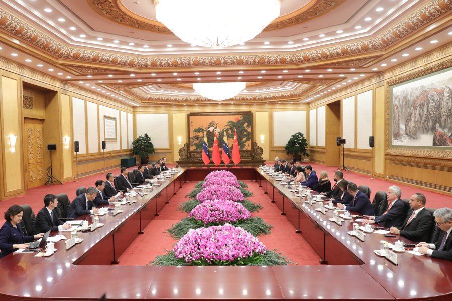 ViceVenezuela's tweet photo. #EnFotos || Con más La hermandad entre China y Venezuela, se realizó este miércoles una reunión ampliada entre delegaciones de ambos países, liderada por los presidentes Xi Jinping y @NicolasMaduro, respectivamente, en el Gran Palacio del Pueblo de la icónica Plaza de Tiananmén. https://t.co/EHcoPa4JMu