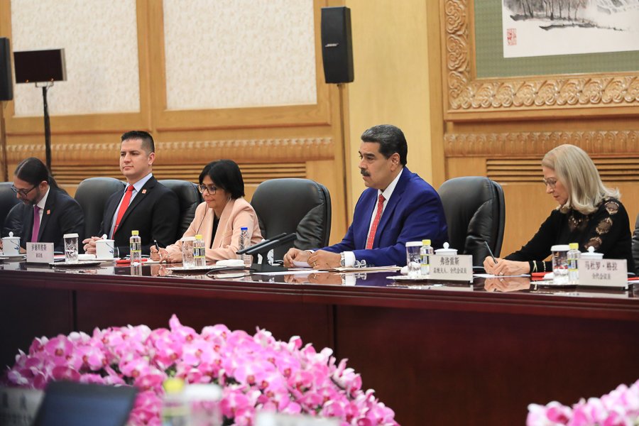 ViceVenezuela's tweet photo. #EnFotos || Con más La hermandad entre China y Venezuela, se realizó este miércoles una reunión ampliada entre delegaciones de ambos países, liderada por los presidentes Xi Jinping y @NicolasMaduro, respectivamente, en el Gran Palacio del Pueblo de la icónica Plaza de Tiananmén. https://t.co/EHcoPa4JMu