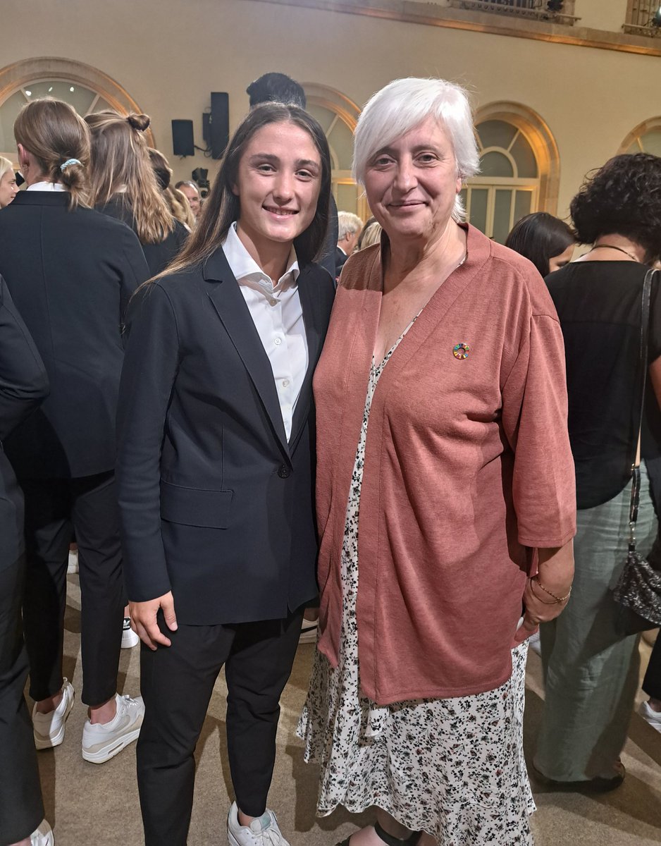 Quan penses que la societat no avança, hi ha actes com el d'aquesta nit al @parlamentca que fa deu anys no es podia imaginar. Medalla d'or al <a href="/FCBfemeni/">FC Barcelona Femení</a> . Felicitats equip, felicitats <a href="/brunavilamala/">Bruna Vilamala</a> #Osonatambéhisom