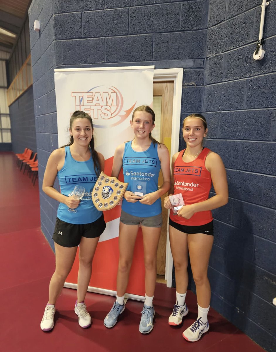 Team Jets Players of the Season 🎀

Massive congratulations to the following girls for receiving the play of the year awards for the 2022/23 season: 

Under 14s Florence Allo  ❤️ 
Under 16s Layla Dos Santos 💙
Seniors Rosie Tonner ❤️

Well done girls!! ✨🪩
