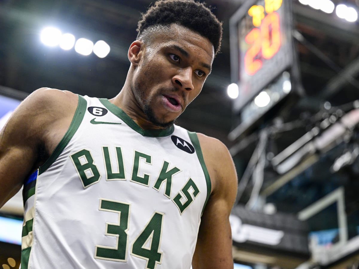 TheDunkCentral's tweet photo. Giannis Antetokounmpo says he refuses to work out with other NBA players in the offseason

 "I don't know how to be phony. I don't know how to be fake. That's why I kind of keep my distance, because I know that if I work out with people, it takes active players, it takes off my edge when I play against them."

(via @BleavNetwork / h/t @ClutchPoints )