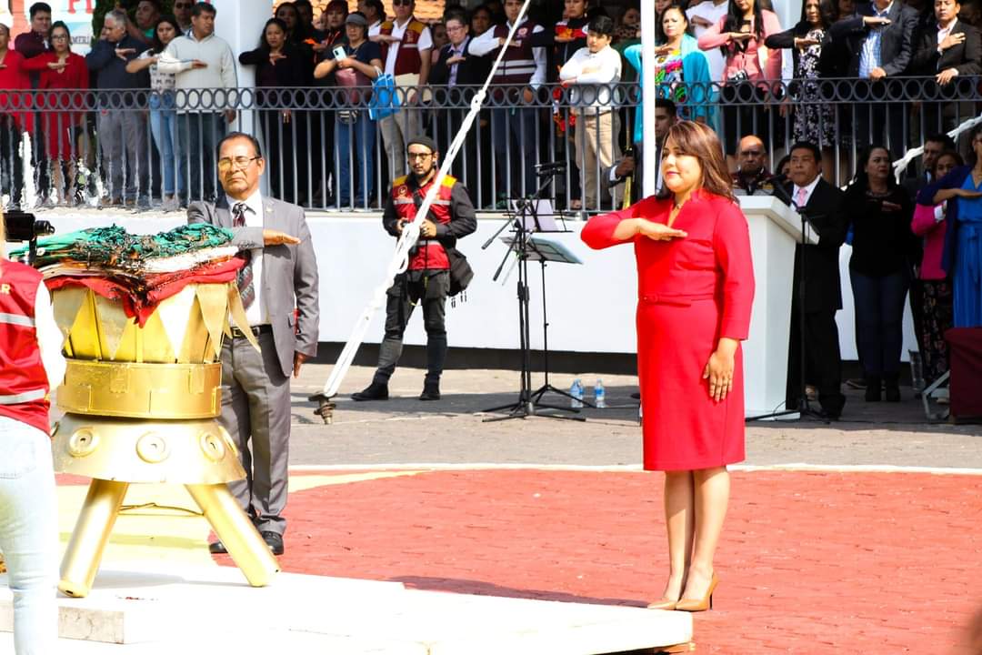 GobiernoTlahuac's tweet photo. #13DeSep.En conmemoración al 176 Aniv. de la Gesta Heroica del #CastilloDeChapultepec 🇲🇽 acompañamos a la alcaldesa en Tláhuac, @bereheca a la Ceremonia de Incineracion y Abanderamiento de escoltas y bandas de guerra, en honor a los #NiñosHeroes que dieron su vida por la Patria. https://t.co/3YTdr5jgDv