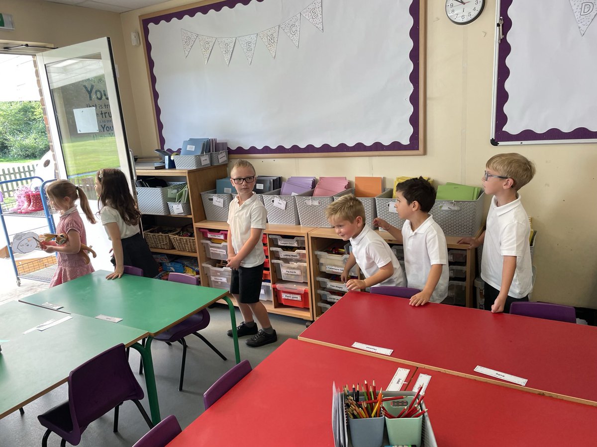 We had lots of fun learning and acting out our Paddington story in English this week🎬