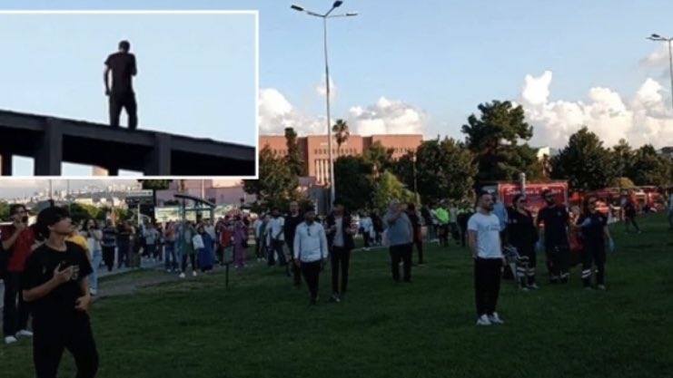 _FlashNews__'s tweet photo. Samsun'da borçları yüzünden bunalıma girdiğini iddia eden 24 yaşındaki iki çocuk babası bir genç, müze korkuluklarına çıkarak intihara teşebbüs etti. Olay sırasında bazı vatandaşlar ise cep telefonları ile canlı yayın yapma telaşına girdi.
#YönetimKurulu #Cidden #MehmetŞimşek #Başörtülü #NASA #EmekliyeAyrımsızZAM #AlparslanHocamBaşTacısın #MültecileriGönderAKP #AB’ye #zonguldak #gangłysego #nadiedicenada
