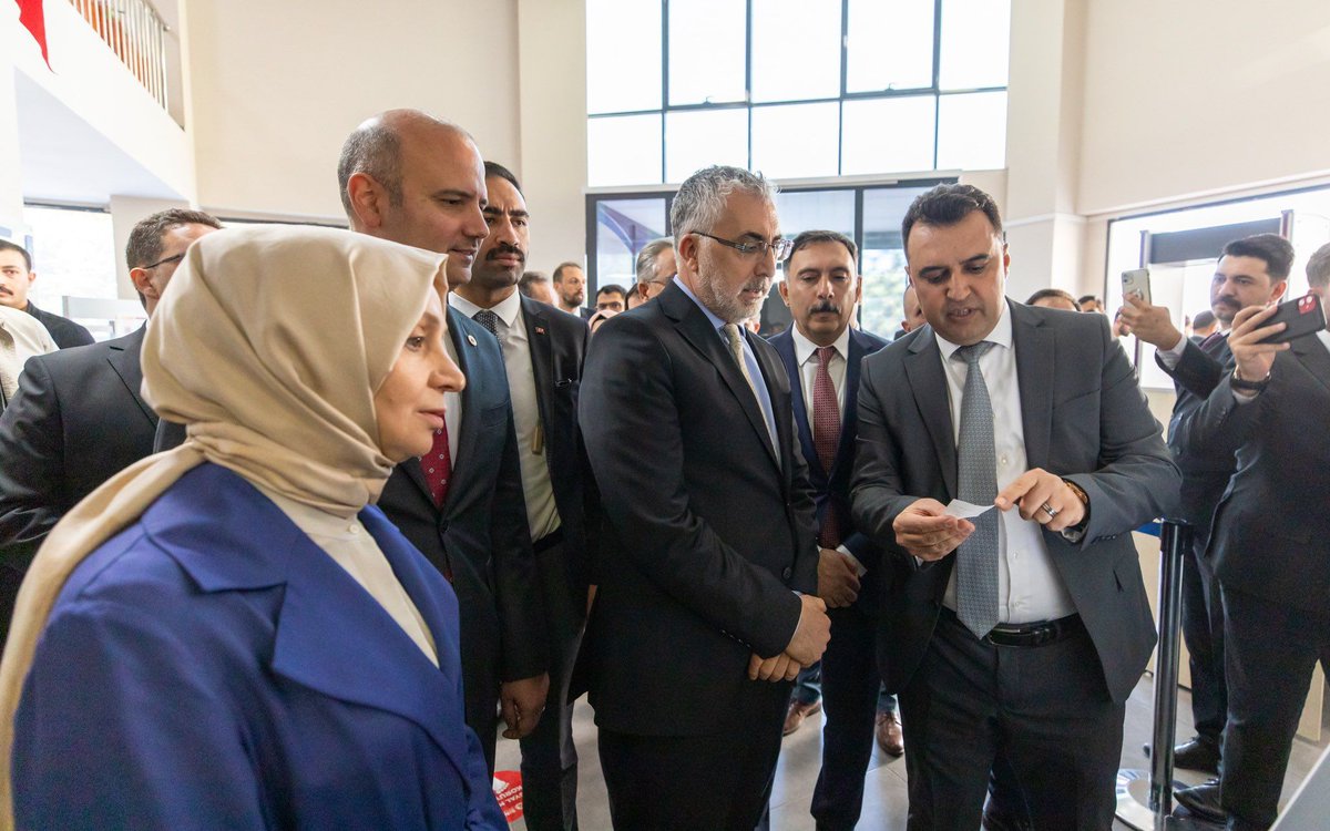 imdburosen's tweet photo. Sayın Bakanımız Prof. Dr. @isikhanvedat beraberindeki heyetle İŞKUR Sincan Hizmet Merkezimizi ziyaret etti. Meslektaşlarımızla bir araya gelen Işıkhan, İş ve Meslek Danışmanlığı kapsamında verilen hizmetler hakkında bilgi aldı. https://t.co/dQ8i28bUHT