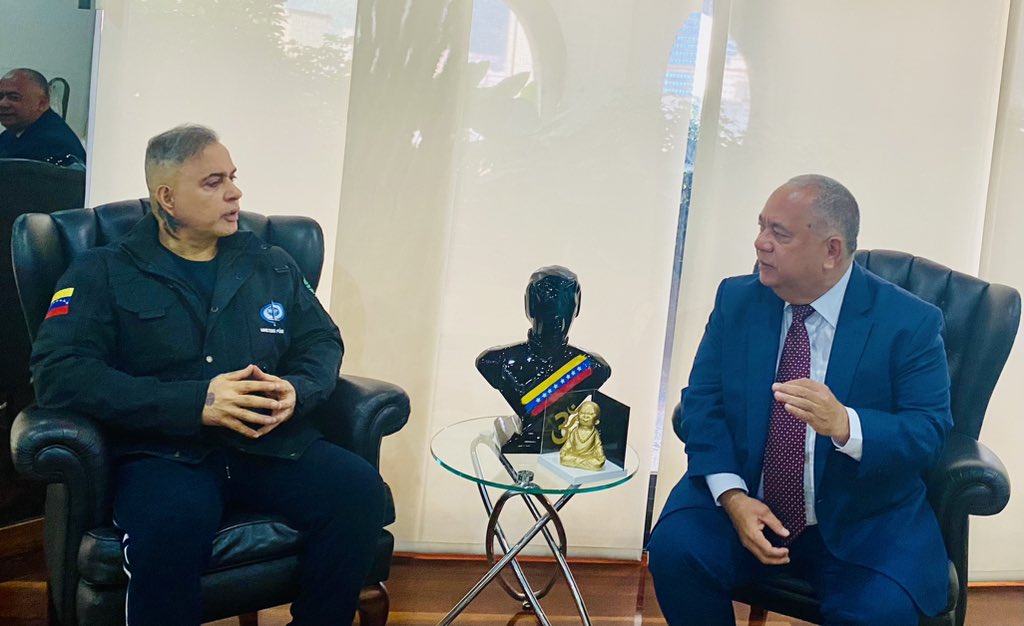 TarekWiliamSaab's tweet photo. #REUNIÓN… recibimos #HOY al presidente del Consejo Nacional Electoral Elvis Amoroso ( y demás rectores ) en la sede del @MinpublicoVEN: quienes nos visitan con el fin de participarnos la #instalación de dicha #Directiva  y de cada una de las respectivas  Comisiones. https://t.co/MHh4JMi9qf