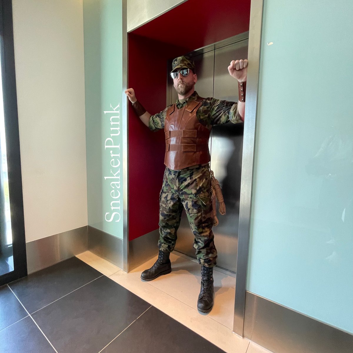 Muss ich erst böse werden???

#gayuniform #uniformfetish #swissarmy #grenadierboots #militarygay