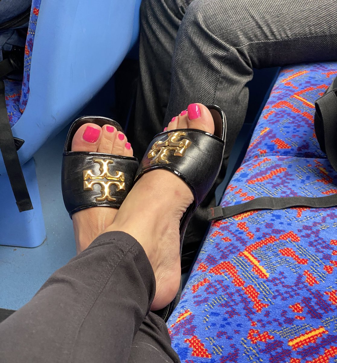 vanessadesire_'s tweet photo. No, I don’t know him and I caught him staring at my #feet 👀 https://t.co/vi5r7J4OXi