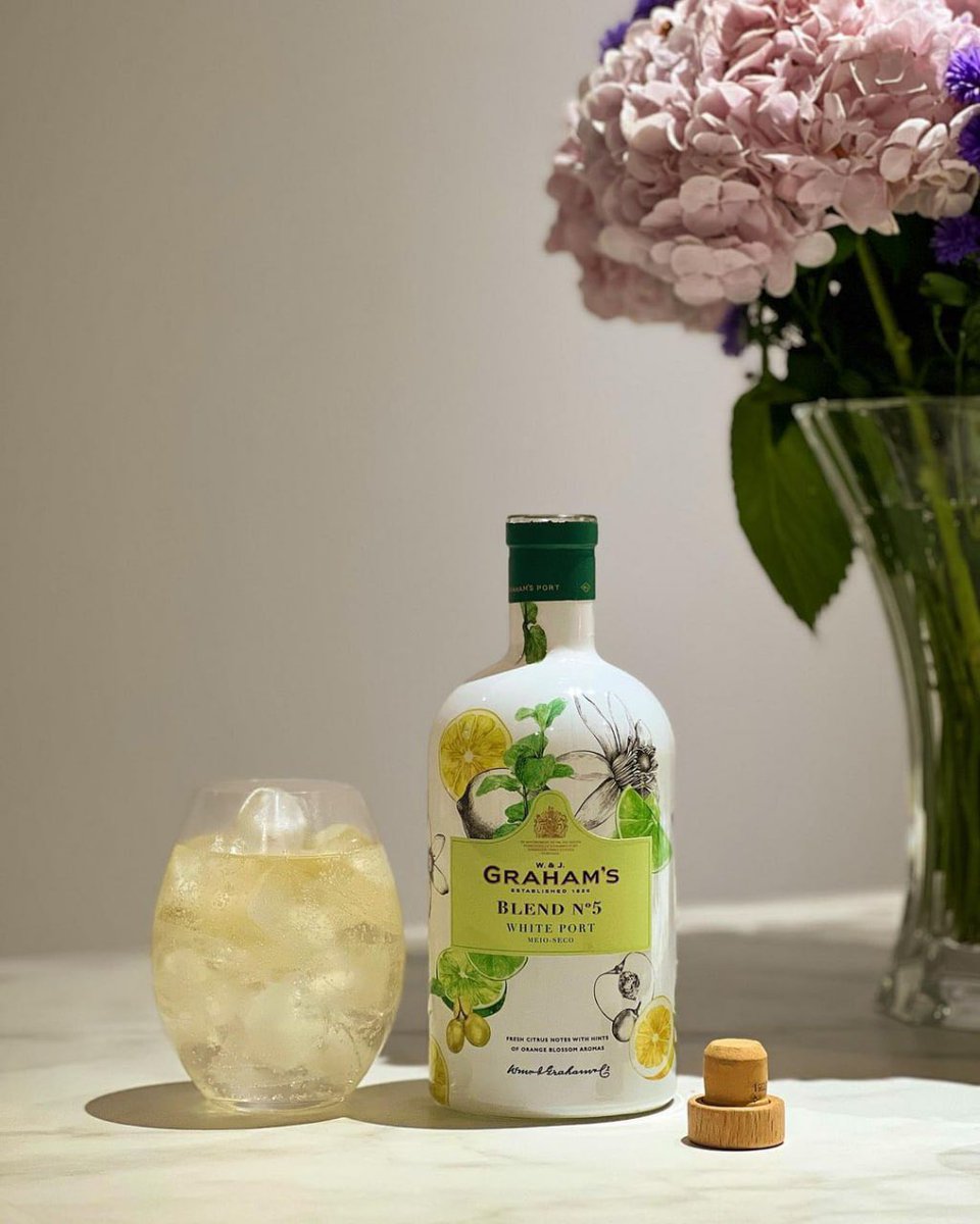 shirley2486h's tweet photo. Add ice, add lemon wedges and apple mint to Whiteport 1 Tonic Water 2 and you're done! 🍋🌿 I'm good without it ✨
The harbour mix itself contains a fullness of herbs so it's refreshing and nice. It also has a lemon lime kick!
#grahams #whiteport #summerpor https://t.co/V4yN2PESZb