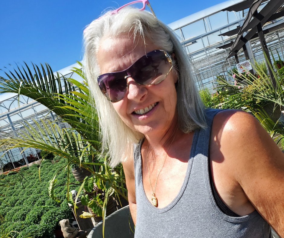 bloomingardener's tweet image. We're open all weekend and Kelly will be here to help you with all your Fall decorating needs, so come on out! She would love to see you. #thebloomingardener #openallweekend #falldecorating #falldecor #fallmums #mums #fallplanters #localgreenhouse #itsfallyall #yqgbusiness