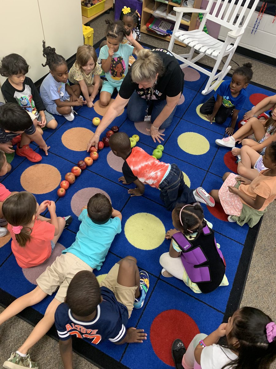 Counting and graphing apples in kindergarten <a href="/HumbleISD_TE/">Timbers Elementary</a> <a href="/HumbleElemMath/">Humble ISD Elementary Math</a> <a href="/MrsMcIntosh_TE/">Shannon McIntosh</a>