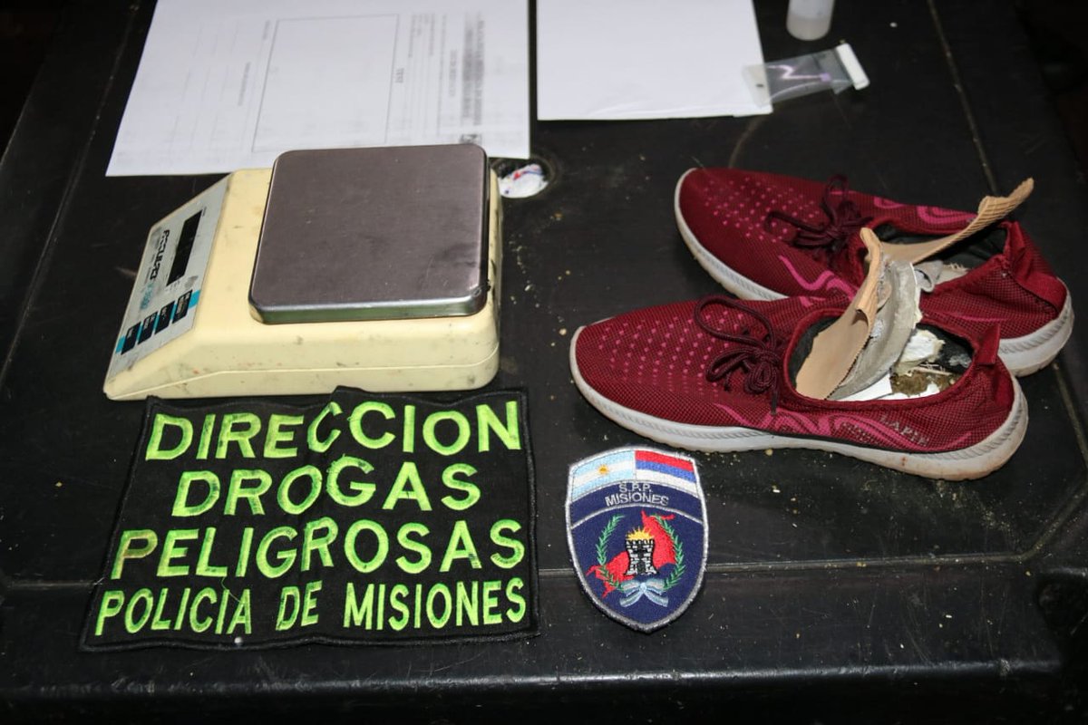 noticiasdel6's tweet photo. Una mujer escondió droga en su zapatilla e intentó ingresar a una correccional de menores 
.@SPPMISIONES @DuttoManuel
https://t.co/BhPoOYZTsX https://t.co/M8hKzL0g5s