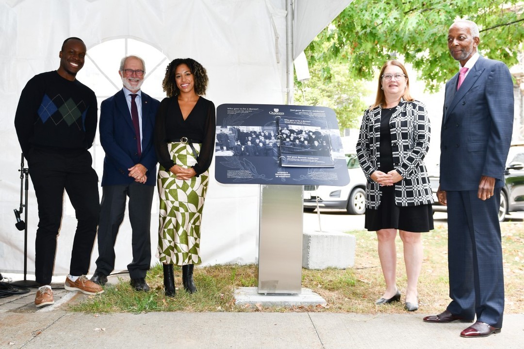 queensu's tweet photo. At a special event, Queen’s unveiled a new plinth to honour those affected by a 1918 ban of Black medical students. It was an opportunity to acknowledge past wrongs and look toward a future of greater respect, representation, and justice.

Learn more: https://t.co/LPeA379Dxk https://t.co/JzmCfuMhix